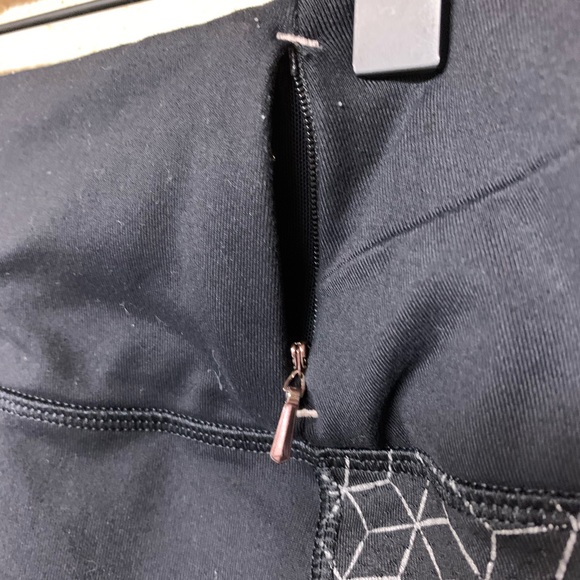 Sold CALIA black geometric cropped leggings XL - Picture 6 of 8